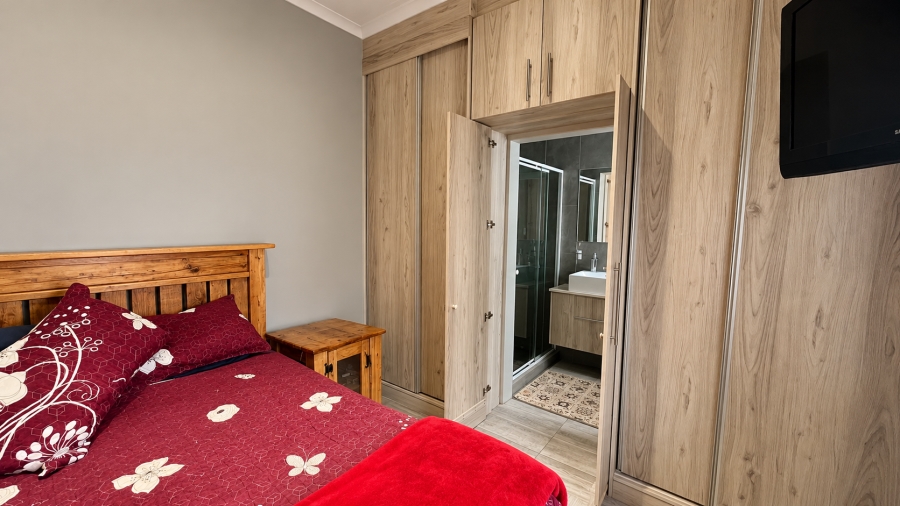 2 Bedroom Property for Sale in Hoogland Western Cape